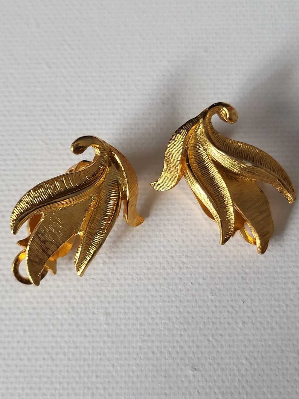 Vintage MARVELLA goldtone Leaf Clip-on Earrings